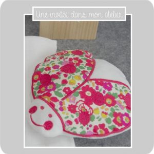 coffret cadeau de naissance-lange-doudou coccinelle-Liberty-betsy-grenadine icone coffret cadeau de naissance-lange-doudou coccinelle-Liberty-betsy-grenadine icone
